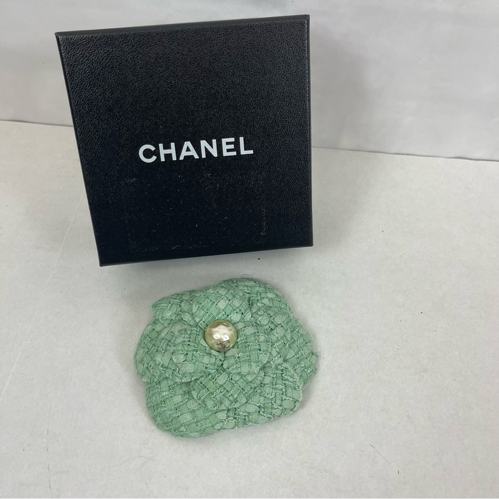 CHANEL 14C Mint Green Tweed‎ Camellia Flower Brooch with Pearl CC Center